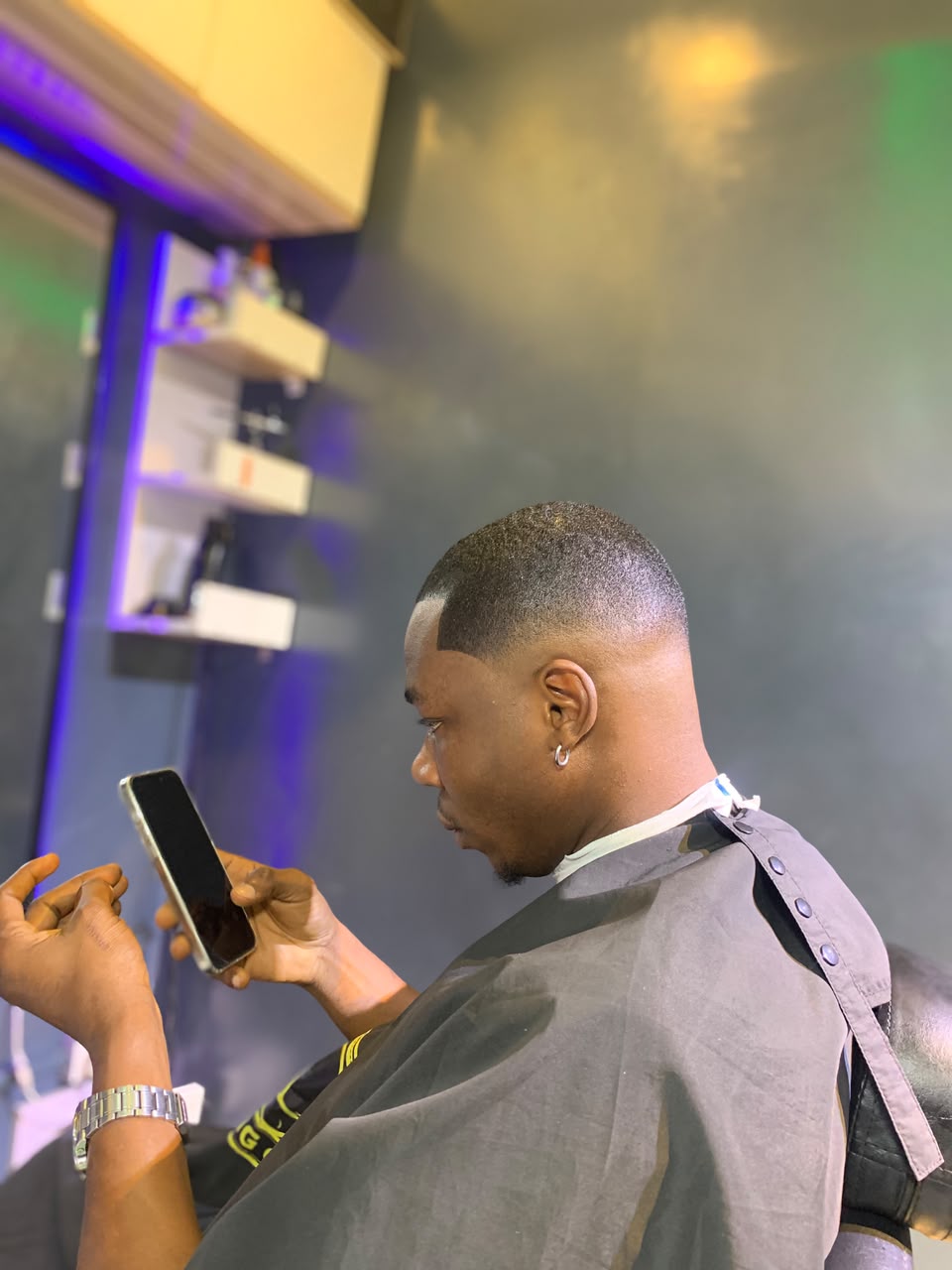 Short fade haircut in a YOUNGCUT barber chair